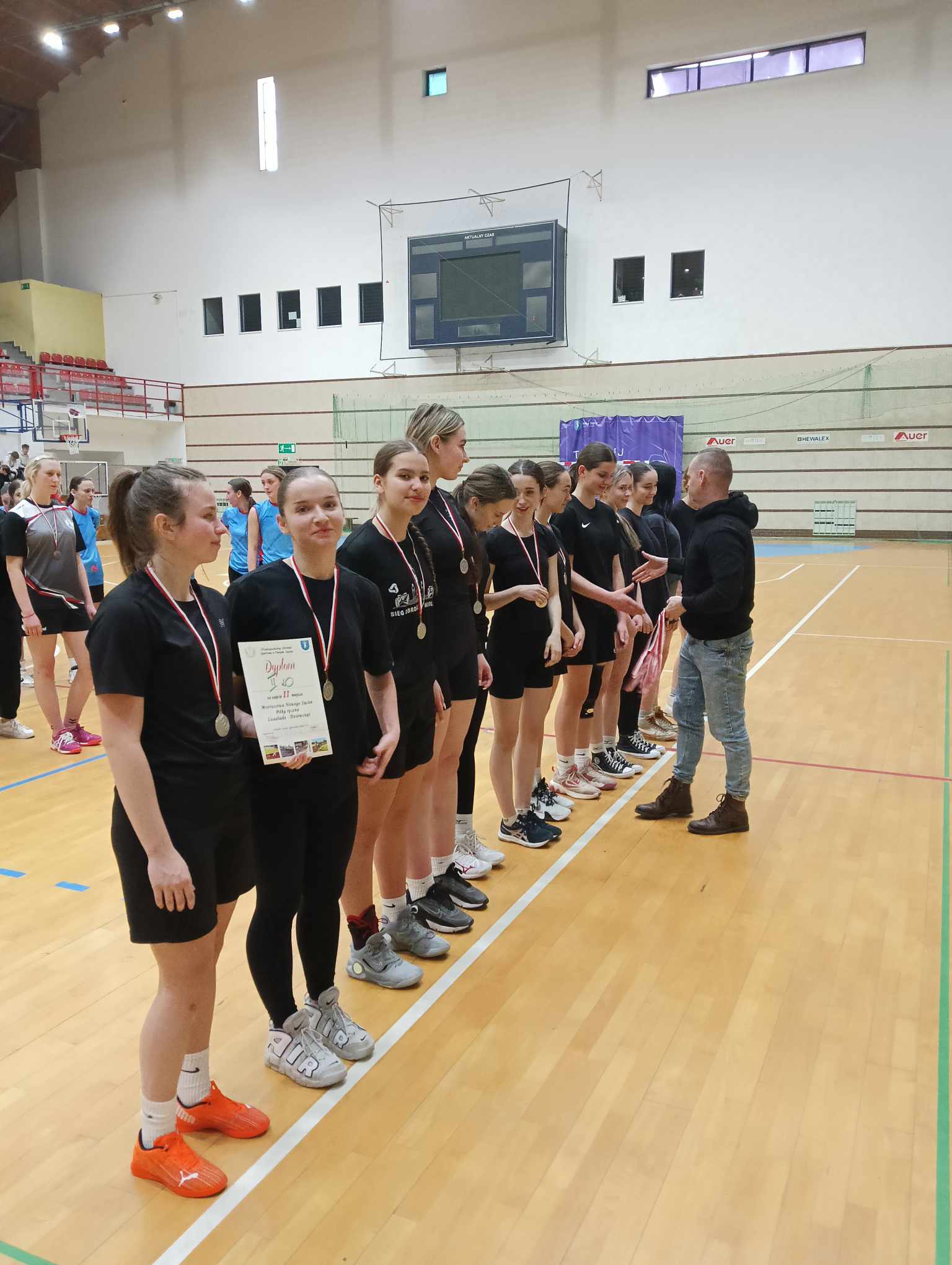 Zdjęcie Piłka ręczna dziewcząt 03.2024 (4)2b91f156-f8b8-44f3-8fd1-74de724c4e21.jpg w galerii Mistrzostwa Nowego Sącza w Piłce Ręcznej dziewcząt
